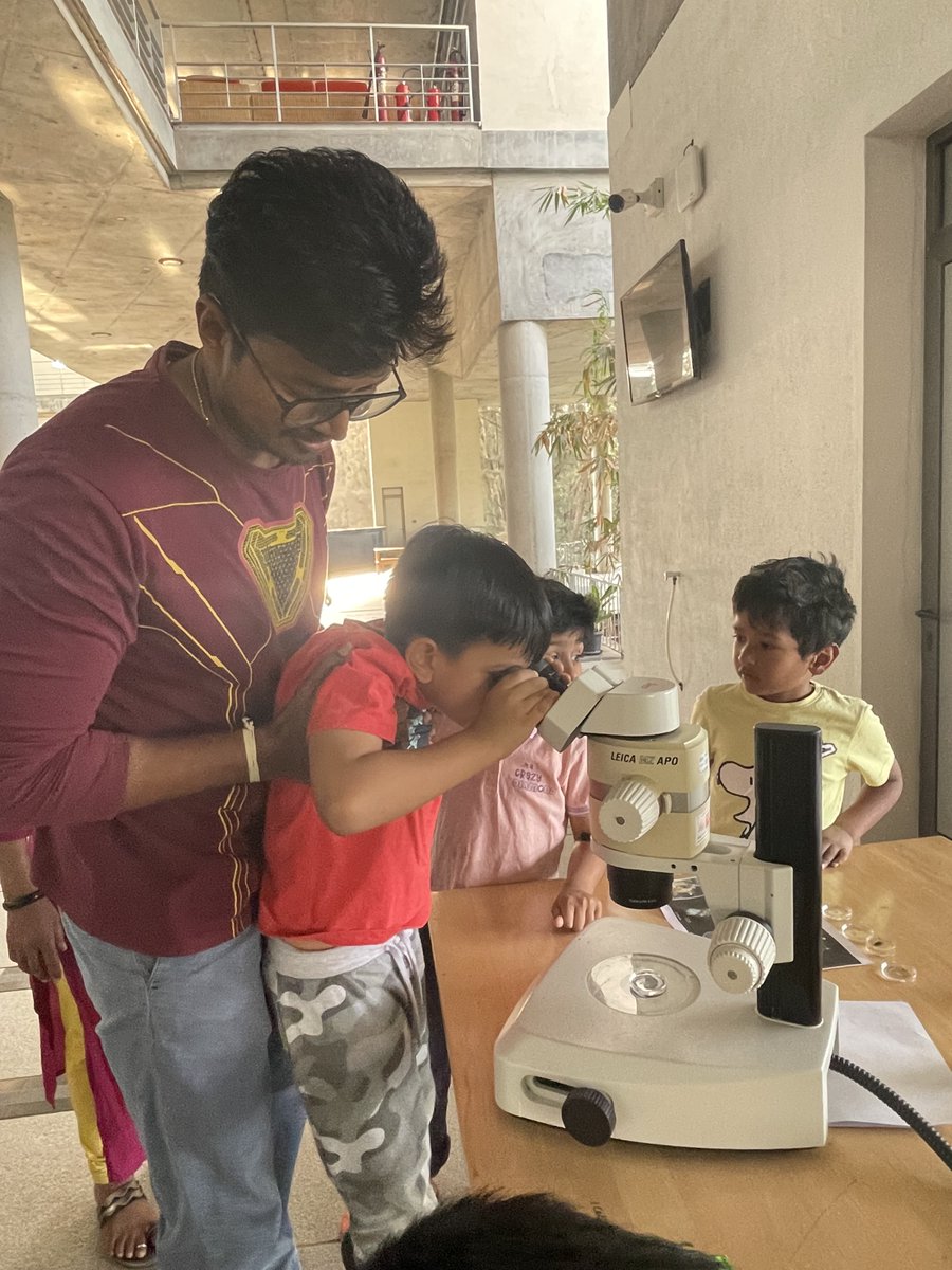 What a beautiful sight - children with Microscopes, curiosity in their eyes learning the wonders of Developmental Biology! Terrific outreach event organised by @InSDB_79 and fantastic students at @NCBS_Bangalore. Great start to InSDB 2024!