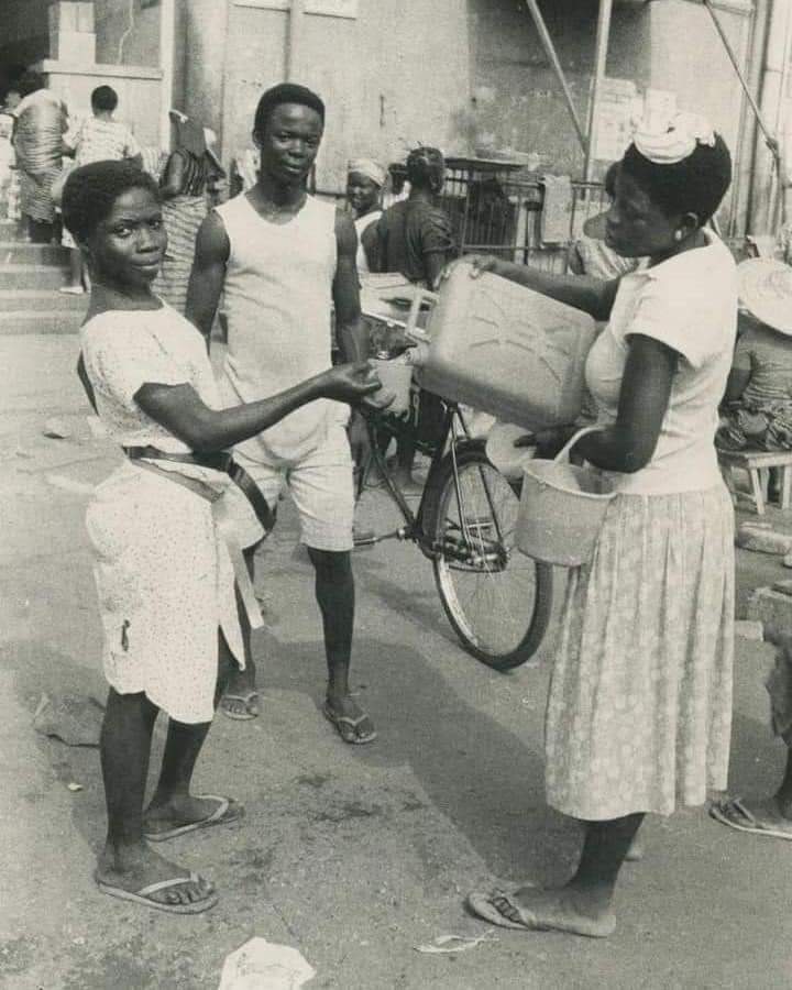 ghanaspot's tweet photo. Throwback to when drinking water was sold in cups in 1950s Ghana. https://t.co/RqDZdIS3wO
