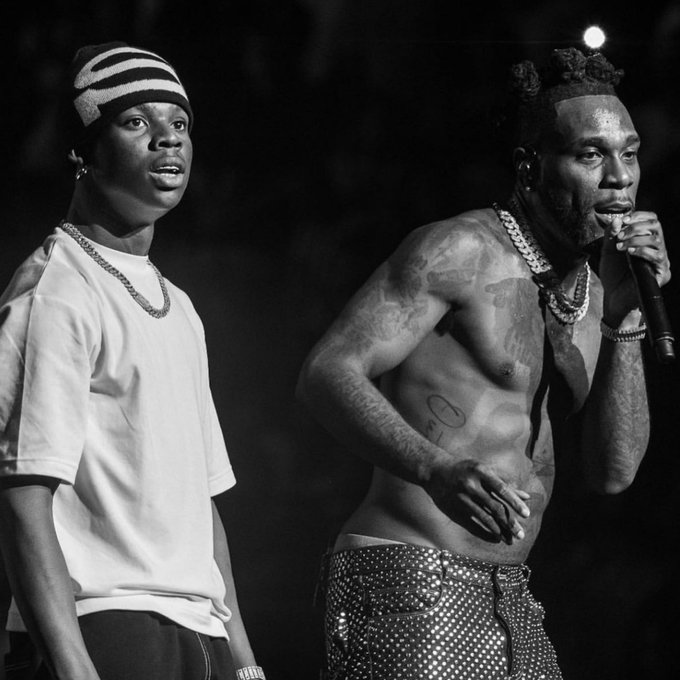 afrofrench9ja's tweet photo. 🚨📢🚨 | @burnaboy et @heisrema sont les seuls artistes nigérians à avoir dépassé les 4 MILLIONS d'abonnés sur YouTube. 🦍🦇

Suivez-nous sur @afrofrench9ja pour plus d'actus musicales ! 🎶 
#Afrofrench #Afrobeats #Naija #raves #burnaboy #rema https://t.co/XxR8VuqTo0