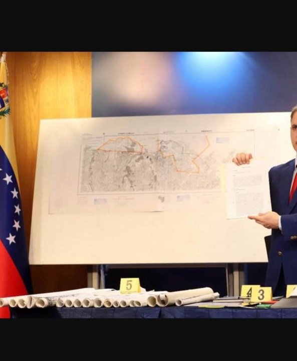 MundarayZair's tweet photo. #ATENCIÓN La muy confusa rueda de prensa de @TarekWiliamSaab se refirió a la Criminalística como base de su infundada acusación contra @rociosanmiguel. NO mostró la aplicación de ninguno de sus métodos (de campo o de laboratorio). Ridículo colectar mapas de papel, que SOLO tienen utilidad didáctica para salones de clase Actualmente  se puede acceder a imágenes satelitales de alta resolución en fuentes abiertas o pagadas como Osint Sahel o Maps, con coordenadas UTM que permiten geolocalización inmediata con altos niveles de detalle. Las coordenadas e imágenes se pueden transmitir sin dejar prácticamente rastro digital a quien quieras en el planeta. La exhibición de esta ridícula "evidencia" pone en duda además la integridad de la cadena de custodia, una patética diligencia que tendría sentido a mediados del siglo pasado, hoy es inservible en materia probatoria, un vil montaje como los que acostumbra el fiscal y sus socios.