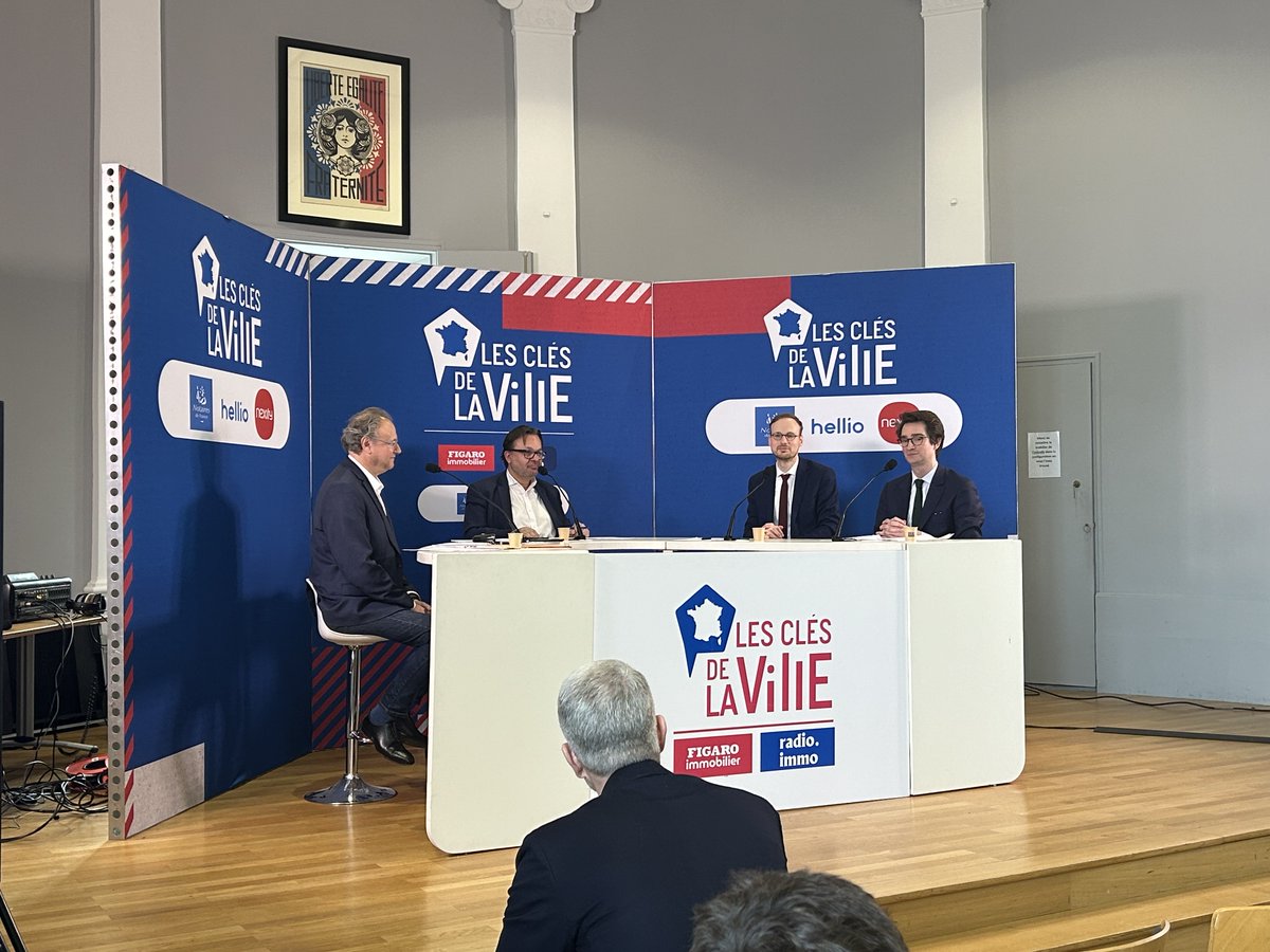 Hellio's tweet photo. #EnDirect 🔑Les Clés de la Ville à #Laval
🏙 @PIMPERRIN, directeur des affaires publiques #Hellio est actuellement sur le tournage du 5e épisode à l'Hôtel de ville de Laval, en présence de Florian Bercault, maire de Laval. https://t.co/V2ogeUdDRM
