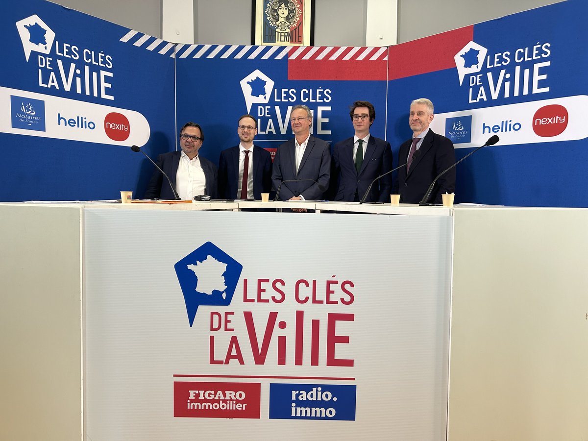 Hellio's tweet photo. #EnDirect 🔑Les Clés de la Ville à #Laval
🏙 @PIMPERRIN, directeur des affaires publiques #Hellio est actuellement sur le tournage du 5e épisode à l'Hôtel de ville de Laval, en présence de Florian Bercault, maire de Laval. https://t.co/V2ogeUdDRM