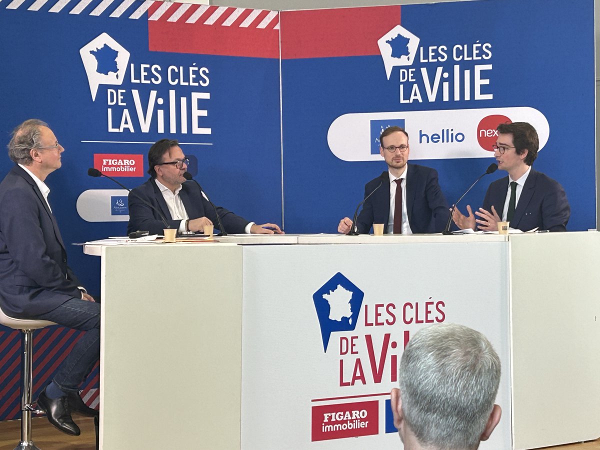 Hellio's tweet photo. #EnDirect 🔑Les Clés de la Ville à #Laval
🏙 @PIMPERRIN, directeur des affaires publiques #Hellio est actuellement sur le tournage du 5e épisode à l'Hôtel de ville de Laval, en présence de Florian Bercault, maire de Laval. https://t.co/V2ogeUdDRM