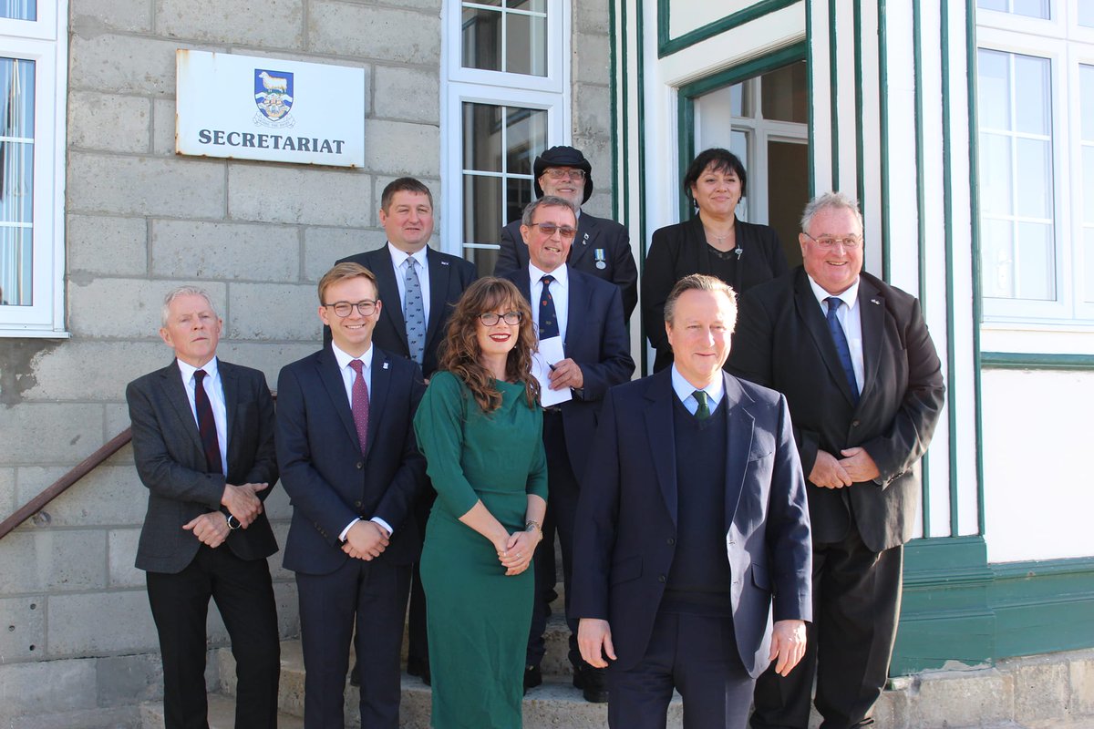 After our meeting with the Foreign Sec, Lord David Cameron in the Liberation room,we posed for a photograph with him on the steps of the Secretariat before going to the 1982 war memorial for a service to remember those who returned our freedom and self-determination #Falklands 🇫🇰