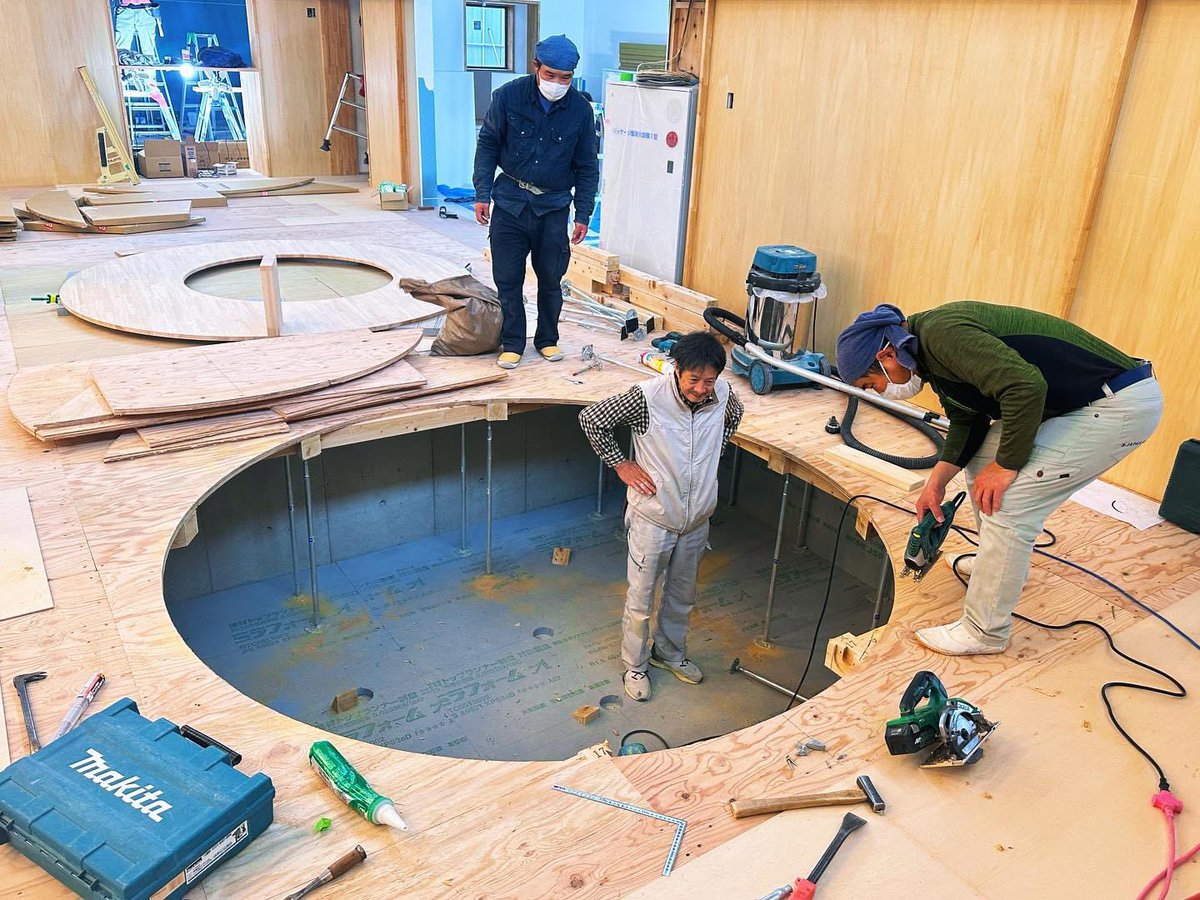 kinoarchi's tweet image. 奈良県斑鳩町のこども園、床に穴が空いた。子どもがあつまるたまりをつくります。
@kino_architects #masahirokinoshita #kindergarten #woodstructure #nara #ikaruga #architecture