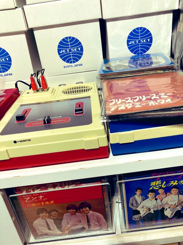 AKIRA_IDOL_A55Q's tweet photo. 明日のDJのため、今夜は
徹夜でのんびりレコード選びするか…
と思っていたら、明日急遽出勤に。
急ピッチでのレコード選定と
職場にレコード持ち込み確定…しかも雨?
という三重苦が爆誕。
(あと、忘れ物しそう)
DJ枠予約もあります(多分)ので是非!
#TOPBEATCLUB
#初代DJはワタシ
#RubyWednesday https://t.co/K5iOtjHzm1
