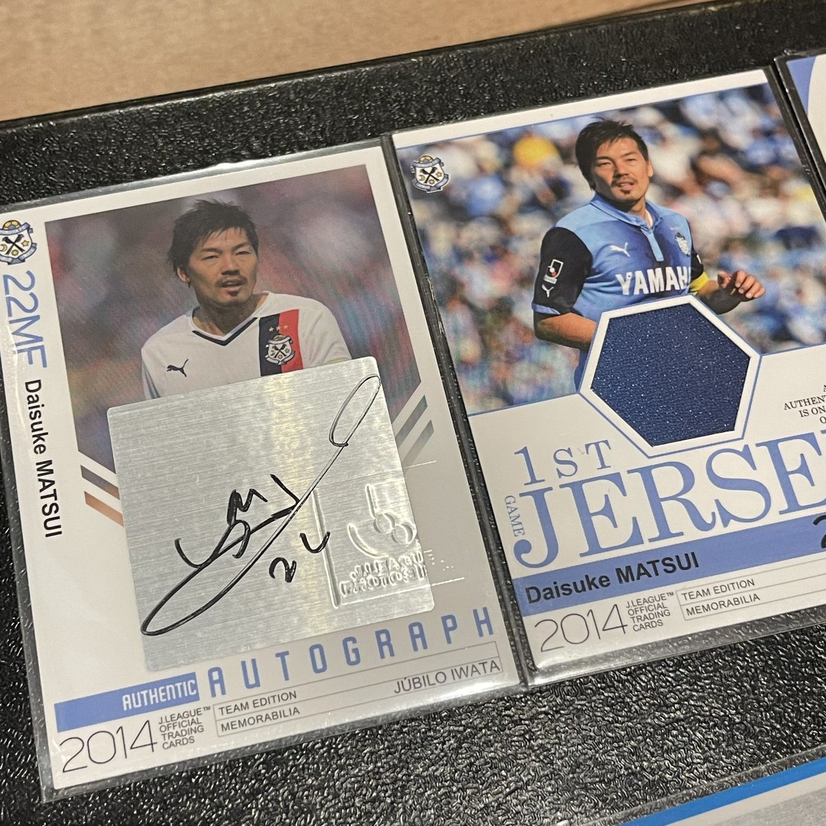 N5296T's tweet photo. 2014年ジュビロ磐田に入団後から集めた松井大輔カードコレクション。
特に復帰後初収録の14TEのサインカードとイベント配布の名刺とカードは入手が大変だったのも良き想い出。
人々を魅了するテクニックが大好きでした!
現役生活お疲れ様でした!
#松井大輔
#22
#DaisukeMatsui https://t.co/gci3UXBhkn
