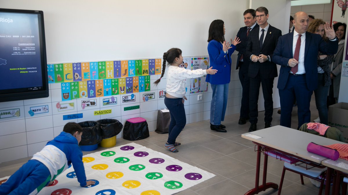 lariojaorg's tweet photo. 👩🏻‍🏫El presidente @CapellanGonzalo ha visitado el nuevo CEIP María Moliner de Casalarreina.

💰 Inversión 5,2 millones (Fondos Europeos)
👉🏽El nuevo centro “representa la mejora y la modernización de las infraestructuras educativas en La Rioja”.

🖇️ Info: https://t.co/Gs1u9obeCa https://t.co/KPoO0BY0cq
