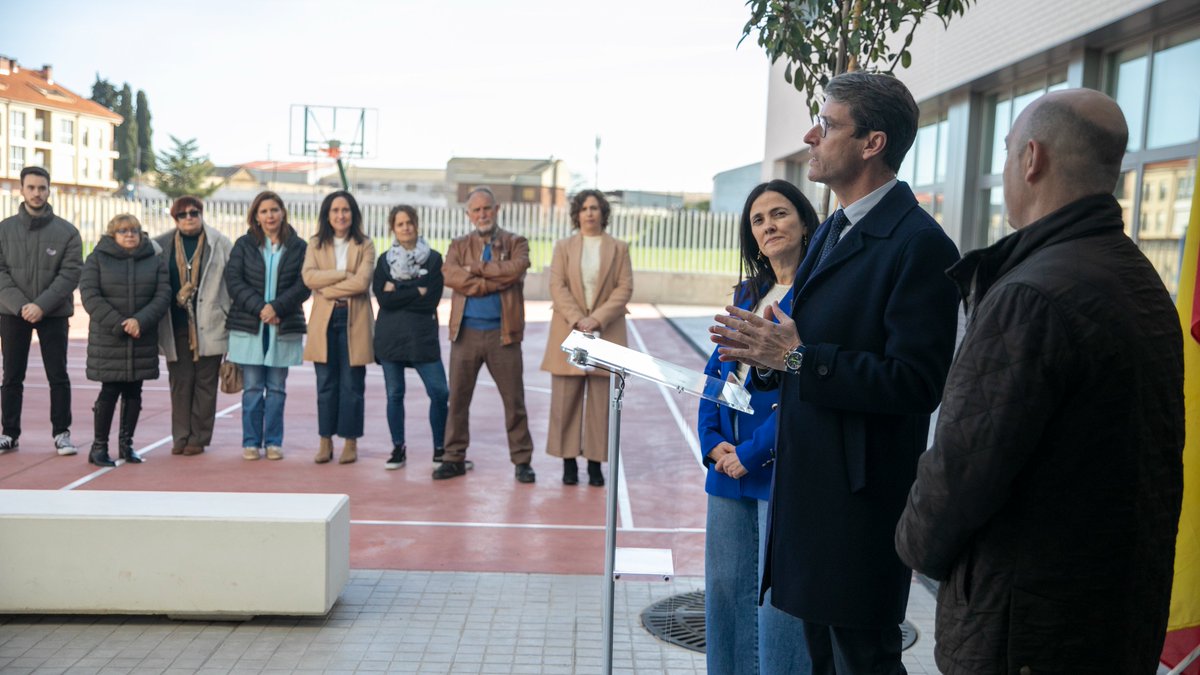 👩🏻‍🏫El presidente <a href="/CapellanGonzalo/">Gonzalo Capellán</a> ha visitado el nuevo CEIP María Moliner de Casalarreina.

💰 Inversión 5,2 millones (Fondos Europeos)
👉🏽El nuevo centro “representa la mejora y la modernización de las infraestructuras educativas en La Rioja”.

🖇️ Info: actualidad.larioja.org/noticia?n=not-…