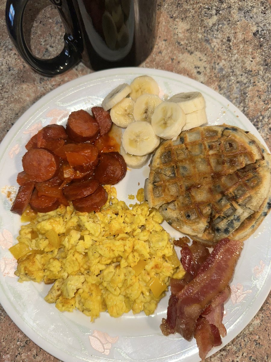 _imessential's tweet photo. Cousins how did I do?!

Alaska turkey sausage
Sliced bananas 
Blueberry waffles
Hickory smoked ( Maple ) bacon 
Scrambled eggs with Monterey Jack cheese 💛 

#husbandmaterial #howdidido #breakfast https://t.co/h7CprsO0mW