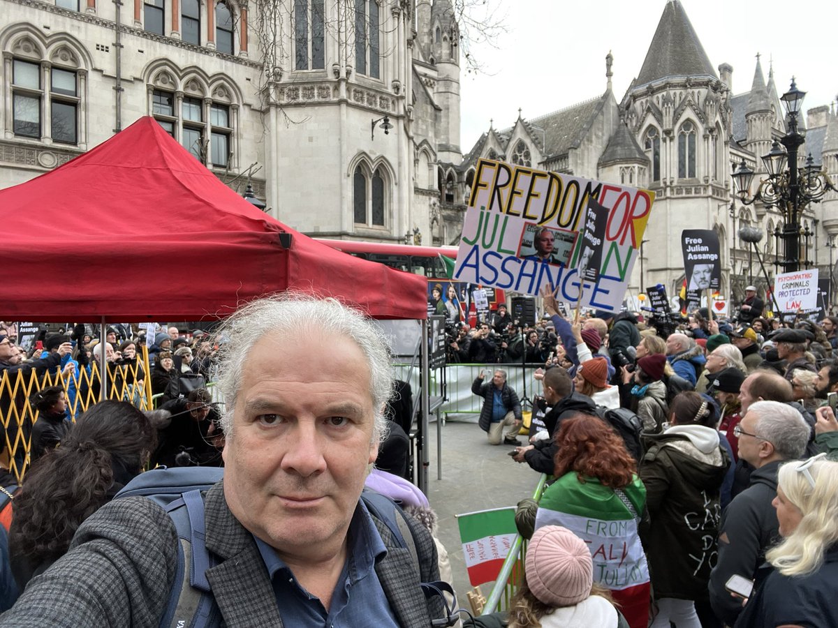 AndrejHunko's tweet image. Nach 3 Stunden im Anhörungssaal Mittagspause beim High Court in #London. Die Argumente der Anwälte von Julian #Assange sind so erdrückend, dass es kaum vorstellbar erscheint, dass die bei Seite geschoben werden können. #FreeAssange #FreeAssangeNOW