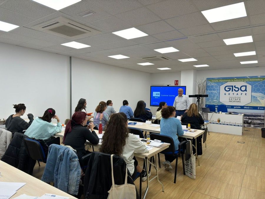 Ayer tuvo lugar la V sesión 𝗗𝗲 𝗲𝗺𝗽𝗿𝗲𝗻𝗱𝗲𝗱𝗼𝗿𝗮 𝗮 𝗲𝗺𝗽𝗿𝗲𝘀𝗮 "𝘂𝗻 𝗰𝗮𝗺𝗶𝗻𝗼 𝗮 𝘁𝗿𝗮𝗻𝘀𝗶𝘁𝗮𝗿". Nos han contado su experiencia como emprendedora y empresaria de Getafe 𝗙𝗶𝗻𝗮 𝗕𝗲𝗹𝗱𝗮 con su centro 𝗭𝗘𝗡 𝗦𝗣𝗔.⁣