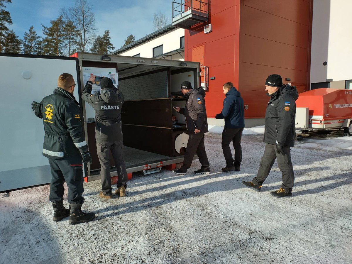 Tänään oli ilo ottaa vastaan virolaiset kollegamme ja esitellä meidän GFFF-V muodostelmaa. Fokuksena oli henkilökohtaiset suojavarusteet ja käsityökalut sekä liitinkalusto, joiden esittelyyn maastopalokontti soveltui mainiosti.