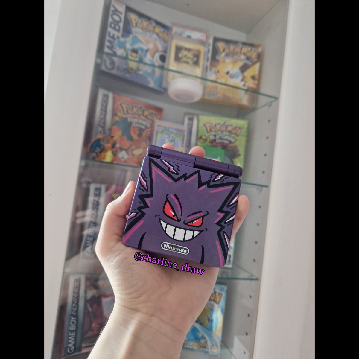 clenzsch84's tweet photo. Ich habe mir damals einen Gameboy Advance Sp in einem echt nicht so guten Zustand vom Flohmarkt geholt. Er hat nicht nur ein neues Case bekommen, sondern von mir noch einen neuen Anstrich mit Gengar 😈 #pokemon #gameboy #nintendo https://t.co/4ou2SKo39j