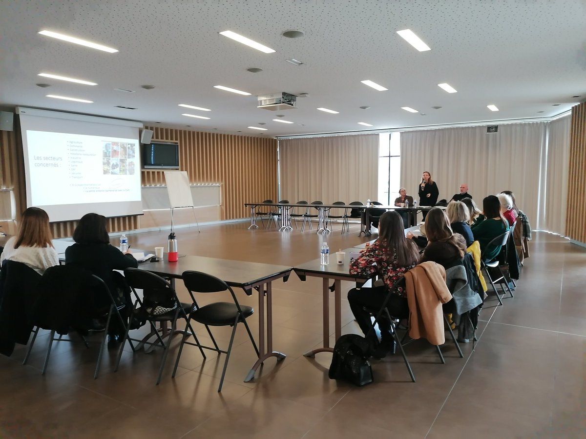 Moment de partage &amp; de coopération entre acteurs du territoire🤝1 sujet qui rassemble ⏭️⏯️la petite enfance 🍼🧑‍🍼👶
@poleemploi_VAR #StRaphaël présente
➡️la #DétectionDePotentiels pour répondre aux difficultés de #recrutement
➡️Les crèches #Avip
🙏@EsterelCoteAzurAgglo
🙏<a href="/CafduVar/">Caf du Var</a>