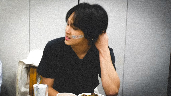 haechanprints's tweet image. haechan in a plain black shirt