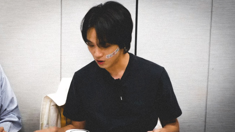 haechanprints's tweet image. haechan in a plain black shirt