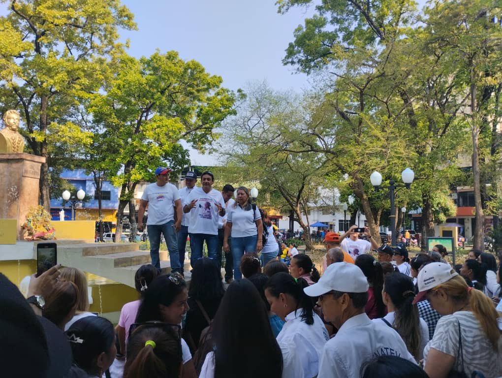 FundehullanVzla's tweet photo. |AHORA| #Barinas #20Feb hoy martes trabajadores del sector educativo, protestan  pacíficamente Art  68 CRBV,  en la plaza del estudiante exigiendo la liberación inmediata del sindicalista Víctor Venegas del estado Barinas.

Exigen el cese de la criminalización y judicialización https://t.co/SN34qt8FOv