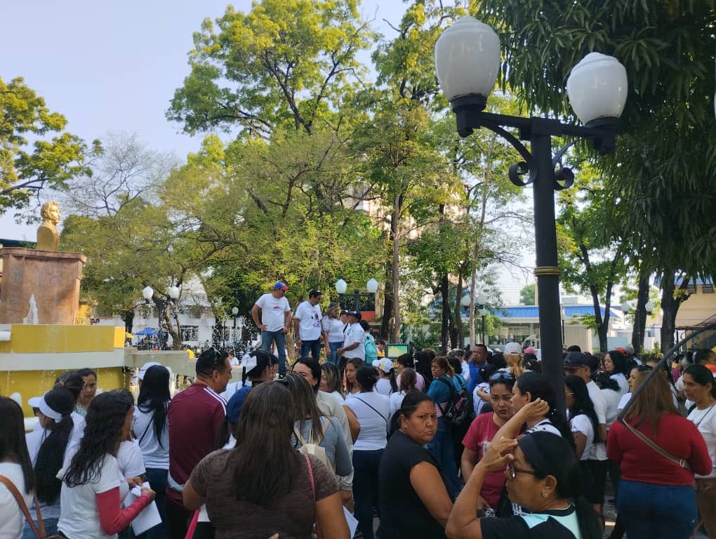 |AHORA| #Barinas #20Feb hoy martes trabajadores del sector educativo, protestan  pacíficamente Art  68 CRBV,  en la plaza del estudiante exigiendo la liberación inmediata del sindicalista Víctor Venegas del estado Barinas.

Exigen el cese de la criminalización y judicialización