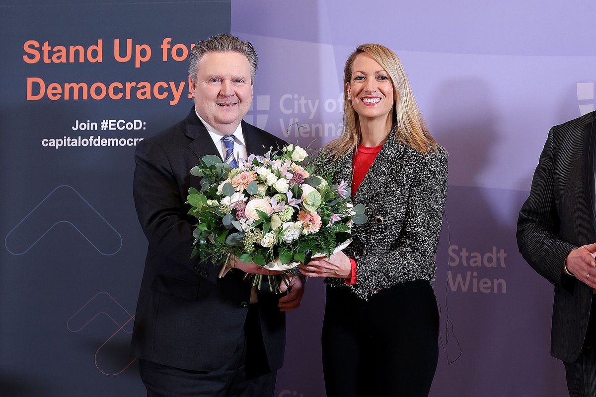 We keep promoting democratic innovation and citizen participation as the European Capital of Democracy. #BCN

Vienna will host the next edition 2024-2025. We pass the testimony to its mayor, <a href="/BgmLudwig/">Michael Ludwig</a>, in the capital of Austria. 🇦🇹🇪🇺