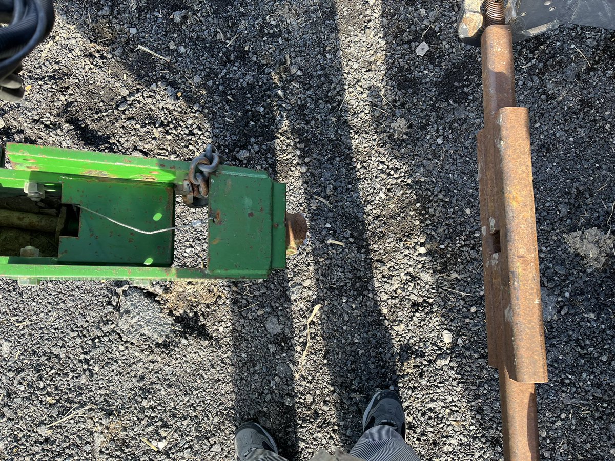 SteveVince3's tweet photo. Does anyone out there, or has anyone changes the hitch point on a JD 1780 12/23 to a 2 point hook up ?

Broke the single point yesterday, replacing it to the same is the last resort !

Any help is greatly appreciated https://t.co/8QNkkwnBZj