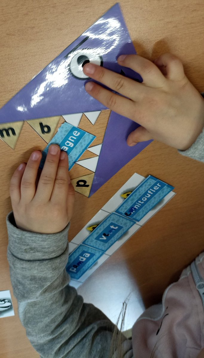 Nous jouons au poisson mangeur. Il faut écrire la bonne lettre, n ou m. Devant m b p, il faut mettre un m. Et sinon, il faut un n.
Si c'est bon, il les recrache, et si ce n'est pas bon, il les mange.
Éloïse, Paul, Maloé, Audin, Lucie, Augustin, Dany
#viedeclasse
<a href="/ReCreatisse/">ReCreatisse</a>