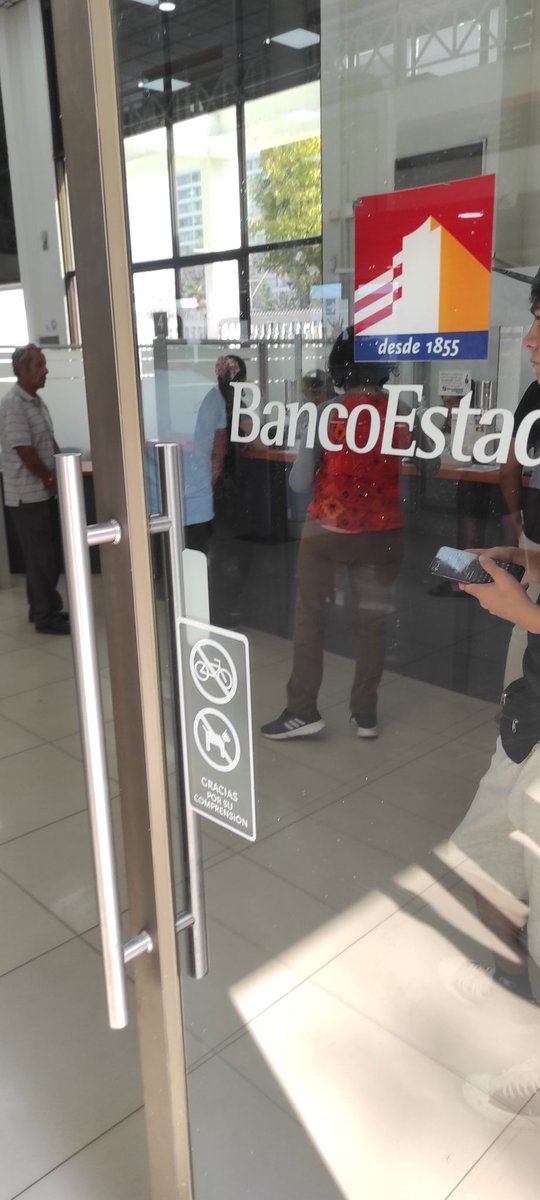 ajf_6's tweet photo. Afecta en la limpieza o higiene que un perro (amarrado y con vacunas al día) entre a una sucursal @BancoEstado ?? La verdad no entiendo.... Que opinan? https://t.co/DKJgshG9zZ