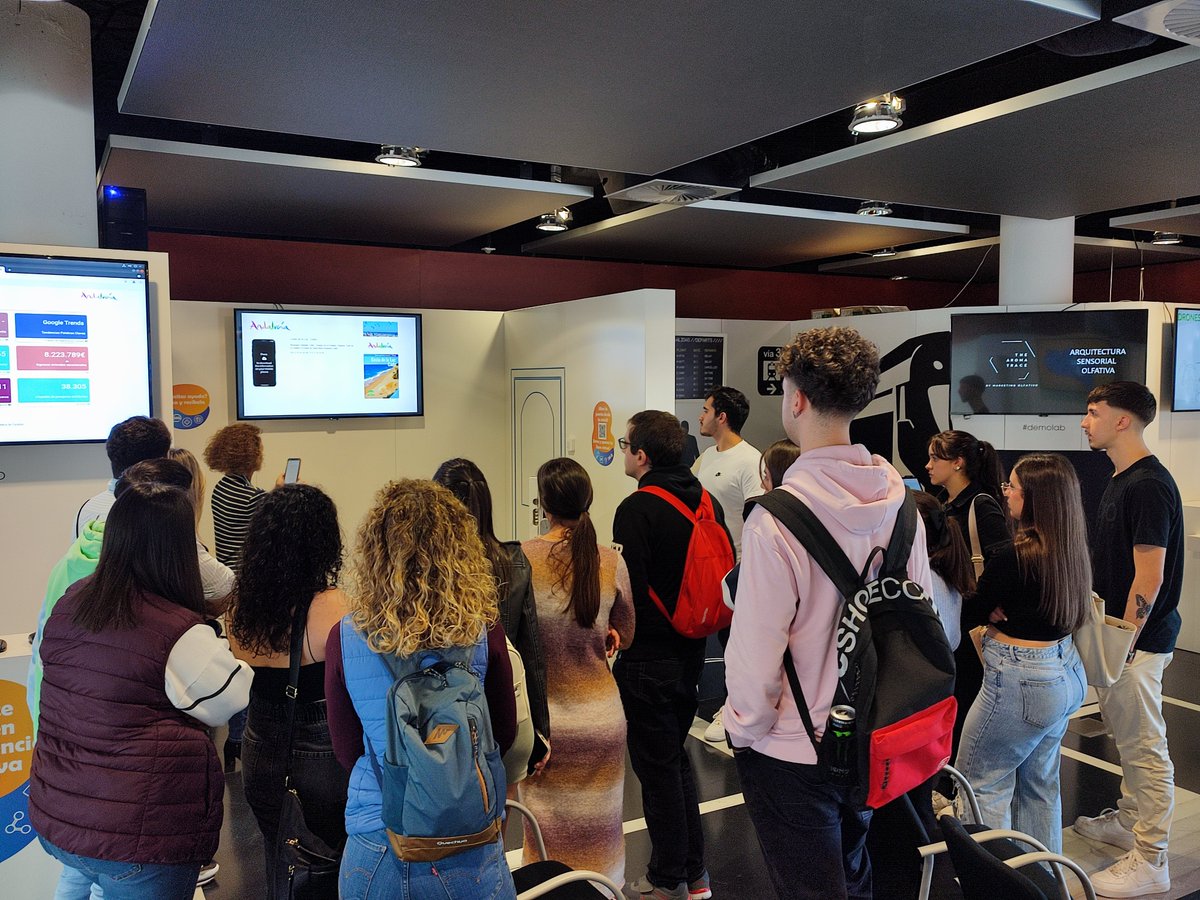 nexusandalucia's tweet image. Hoy visita de los alumnos de IES Fco. Giner de los Ríos
✅Un recorrido para conocer las instalaciones de #AndalucíaLab, nuestras actividades y servicios 
 En nuestro #DemoLab han podido ver diferentes soluciones tecnológicas e innovadoras de aplicación directa al sector turístico