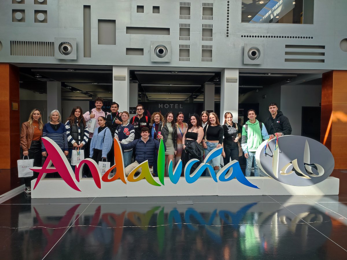 nexusandalucia's tweet image. Hoy visita de los alumnos de IES Fco. Giner de los Ríos
✅Un recorrido para conocer las instalaciones de #AndalucíaLab, nuestras actividades y servicios 
 En nuestro #DemoLab han podido ver diferentes soluciones tecnológicas e innovadoras de aplicación directa al sector turístico