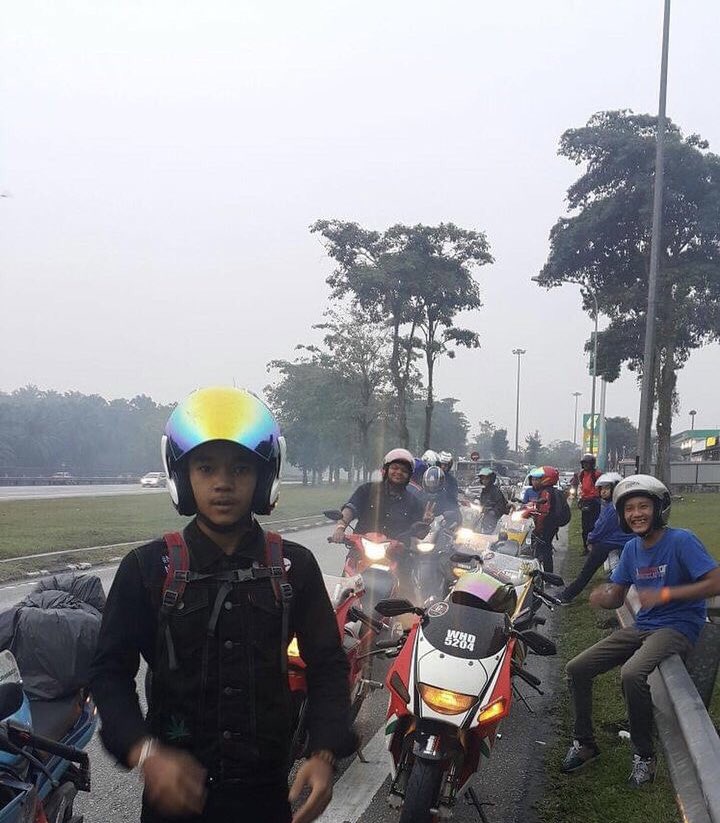 JamalThaRebel's tweet photo. jenis aku takpernah select dalam bekerja dan berkawan. dari mat pet sampai ke mat bon semua kita kawan🫶🏽 

jangan marah dear, i pun dulu kerje hidang makanan jugak macam u, i'm just kidding ok😆

#2016 #PelesitRayau #RawangFly #KakiTune #2StrokeLover #matrempit #Motul300v https://t.co/iEMquZAQB4