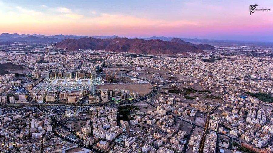 صورة توضح لماذا سمي جبل احد بهذا الاسم بسبب توحده وبعده عن بقية الجبال