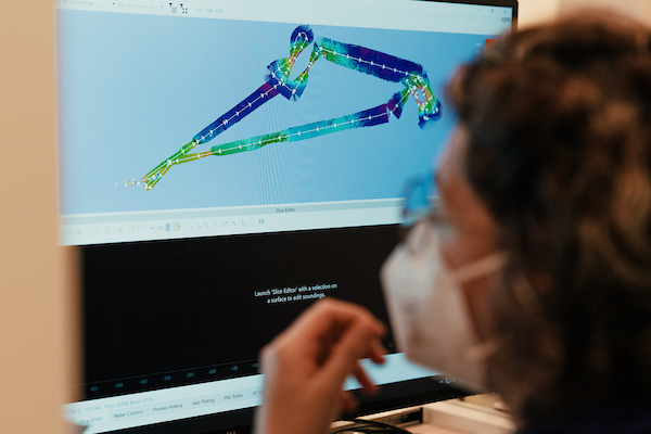 SchmidtOcean's tweet image. Research Vessel Falkor (too) has 3 multibeam sonar systems, a number of bottom and midwater sonars working at multiple frequencies, and non-sonar acoustic devices. 
For #TechTuesday, learn more about #seafloormapping tools: schmidtocean.org/technology/sea…