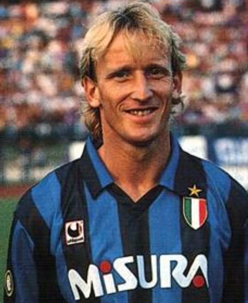 ZZiliani's tweet photo. A quei tempi non si parlava ancora di braccetti o di esterni alti o bassi. C'erano i terzini e Brehme, centrocampista di nascita, era per l'appunto un terzino sinistro; che fece la fortuna dell'Inter di Trapattoni fortificata dai tedeschi e che in nazionale divenne campione del mondo a "Italia 90" segnando, appunto da terzino sinistro, un gol negli ottavi all'Olanda, un gol in semifinale con l'Inghilterra (più un rigore dopo il pari ai supplementari) e il gol decisivo in finale contro l'Argentina, su rigore a 5 minuti dalla fine. Scusate se è poco, si dice in questi casi. Oltre che campione autentico, Andy Brehme era un uomo buono e simpaticissimo: come simpaticissima era la moglie Pilar che ospitammo più volte nei primi programmi sportivi di Mediaset, allora Fininvest, prima a Calciomanìa, poi all'Appello del Martedì. Le strade di Andy e Pilar, genitori di due figli, più avanti si sarebbero separate: oggi quella di Brehme è arrivata al termine. Un altro campione con la C maiuscola, e un uomo buono, che in silenzio se ne va: ma senza lasciarci soli, perchè il ricordo che lascia sarà sempre vivo e forte.