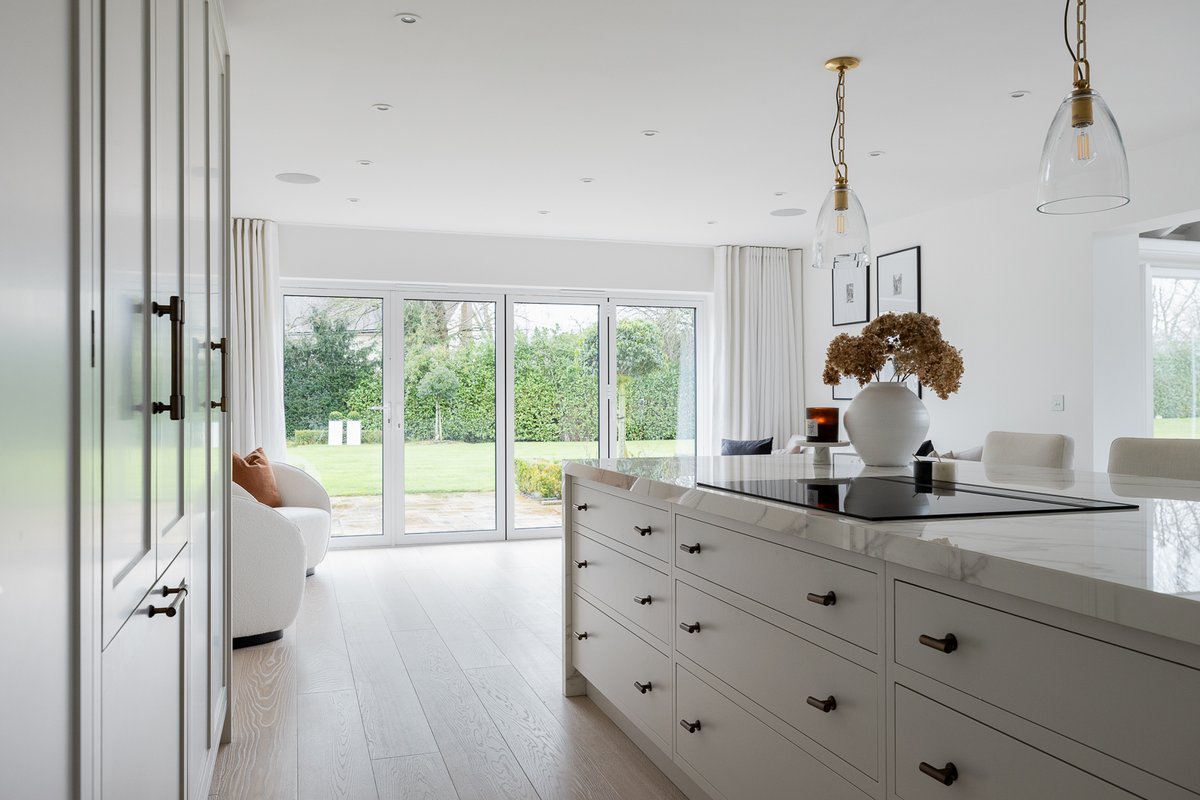 Shaker style kitchen by JohnLadbury.co.uk with Foundry knobs and handles and Calacatta gold ceramic work surfaces. #siemens #quooker #foundry #shawssinks #beautifulkitchen #newkitchen #kitchens #hertfordkitchen #designerkitchen #whitekitchen #londonkitchen #houseandhome