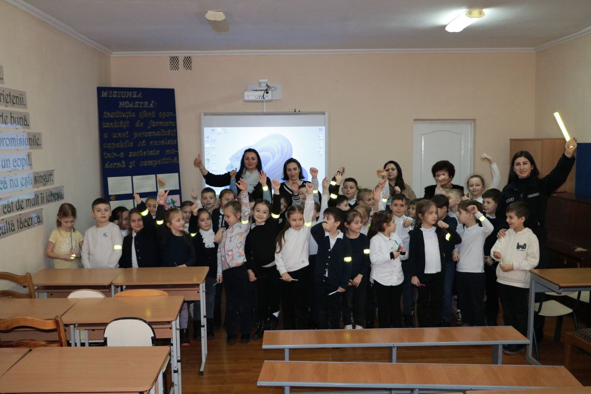 MRSMoldova's tweet photo. Jointly with Police, teaching children in #Chisinau #RoadSafetyRules and #SafeBehaviour #VisibilityOnRoad #pedestrian & #bicycle #safety
@WHOMoldova
@fia @FIARegionI
@FIAFdn
@EASSTransport
@RoadSafetyNGOs
@SR4Schools
#RoadSafety #SafeJourney #SafeRoads #SafeChildren https://t.co/6MHC1hgp87