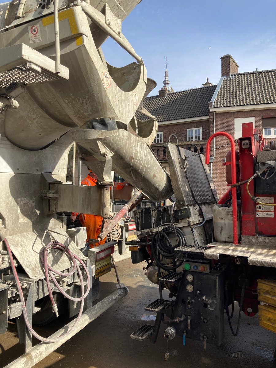 🏗️  We werken nog steeds hard aan de tweede fase van de Nieuwe Mark. Vandaag wordt 600 kubieke meter onderwaterbeton gestort. Alles bij elkaar is dat ruim 70 vrachtwagens vol!