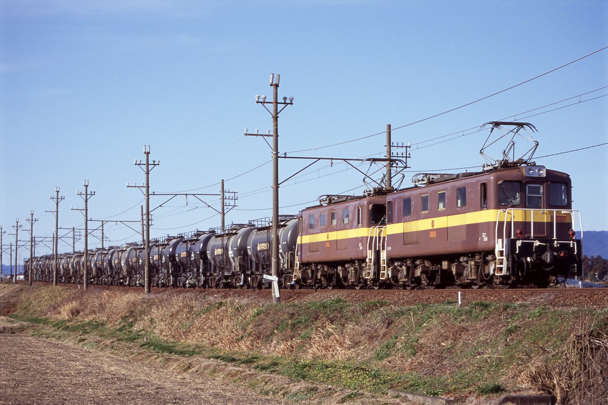 2024.2.4
三岐鉄道三岐線 3716レ
RVP100　S800/f4
Nikon F6+Ai AF Zoom Nikkor 80-200mm f/2.8D ED<NEW>

次便は丹生川～三里の三里寄りを選択です。前パン信者としては、やはり上り列車で前パンが強調できる場所でしたので良い場所でした。