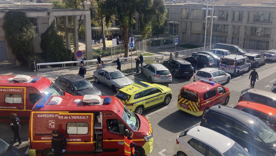 cpasdeslol_X's tweet photo. 🚨Devant le palais de justice de #Montpellier (Hérault), une scène d'horreur s'est déroulée il y a quelques instants : un homme armé a tiré une balle dans la tête d'une femme avant de retourner l'arme contre lui. La zone est entièrement bouclée par la police. https://t.co/iWEVm1UPLn