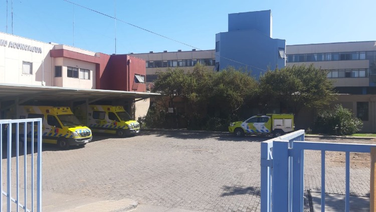 El Hospital San Camilo de San Felipe informó que en virtud del aumento de casos Covid 19 en pacientes hospitalizados, se restringen las visitas en los servicios de mayor circulación como Cirugía y Medicina a una persona por paciente y en un horario único de 11:00 a 14:00 horas.