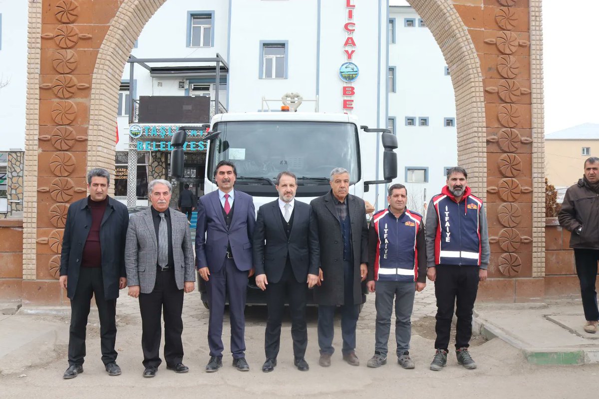 Doğu Anadolu Bölge Koordinatörü Sayın Emrullah Gür Belediye Başkanımız Sayın İsmet Taşdemir'i Ziyaret ederek, Başkanımızın Belediyemize kazandırmış olduğu ARAZÖZ Sulama ve Yangın söndürme Aracını Hizmete sundular.
 İlçemize Hayırlı olsun.
<a href="/Emrullah_Gur/">Emrullah GÜR</a> 
<a href="/ismettas04/">İsmet Taşdemir</a>