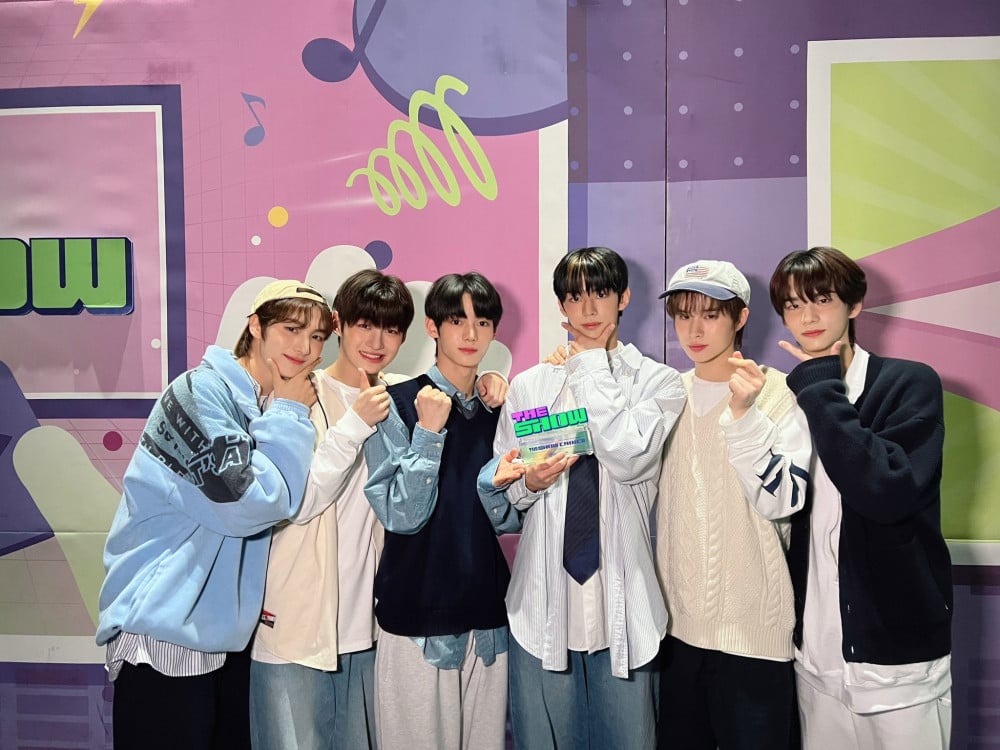npomvtt's tweet photo. DING! O TWS conquistou hoje o segundo win da era "plot twist" no The Show.
Parabéns ao grupo e aos seus fãs!
CONGRATULATIONS TWS
#TWS2ndWin #PlotTwist2ndWin https://t.co/03PsVdeUkJ