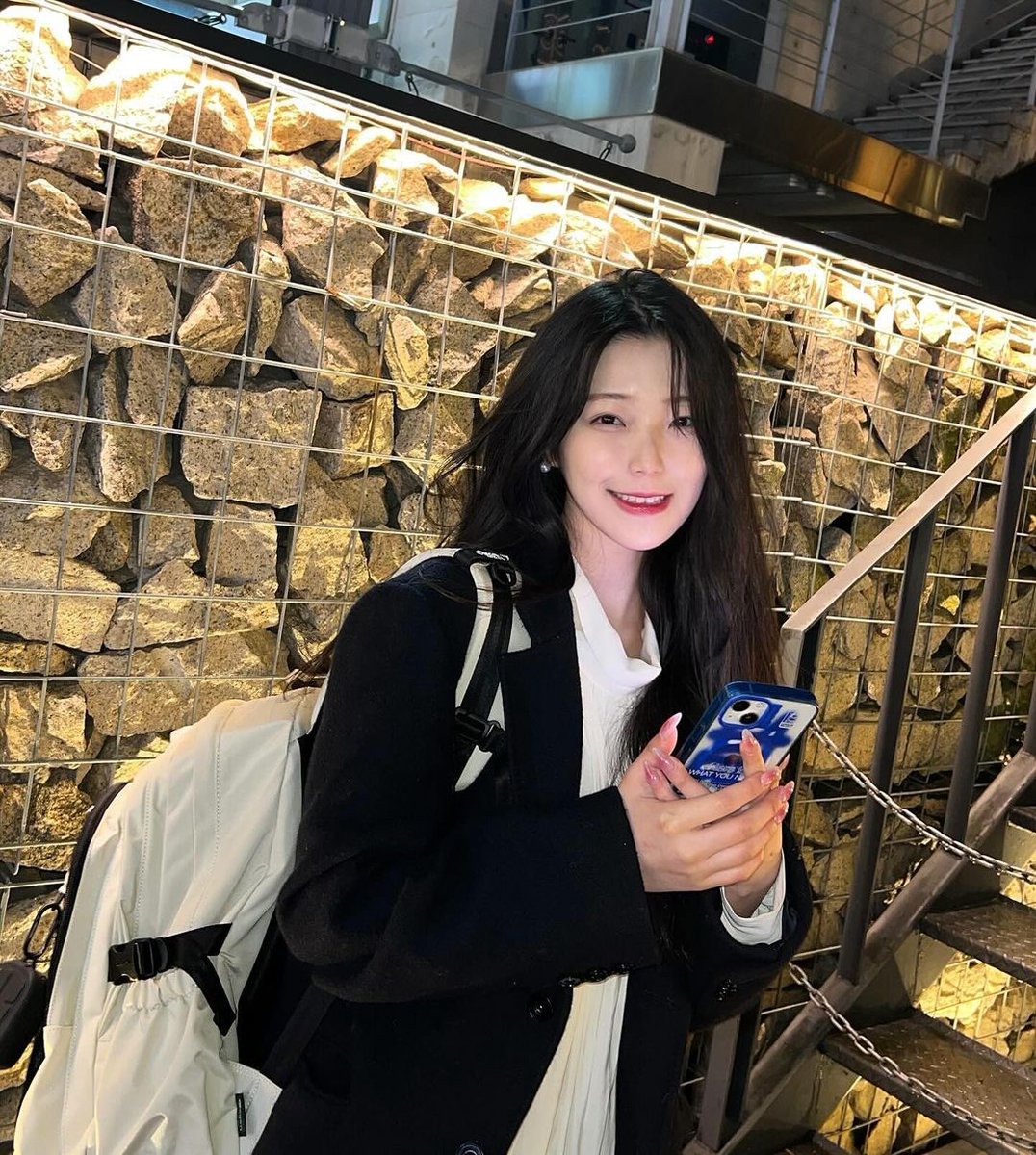 fiq_D_flover's tweet photo. [🍯 jiheonnibaek] -Instagram Update-

#Ads 
@/discoveryexpedition_kr

Light and big storage space!
Get ready for the new semester with the Discovery Like Air Quantum backpack!

#DiscoveryBackpack #NewSemesterBag #Backpack #StudentBag

#백지헌 #BaekJiheon
#fromis_9 #프로미스나인 https://t.co/CZZF39Izsn