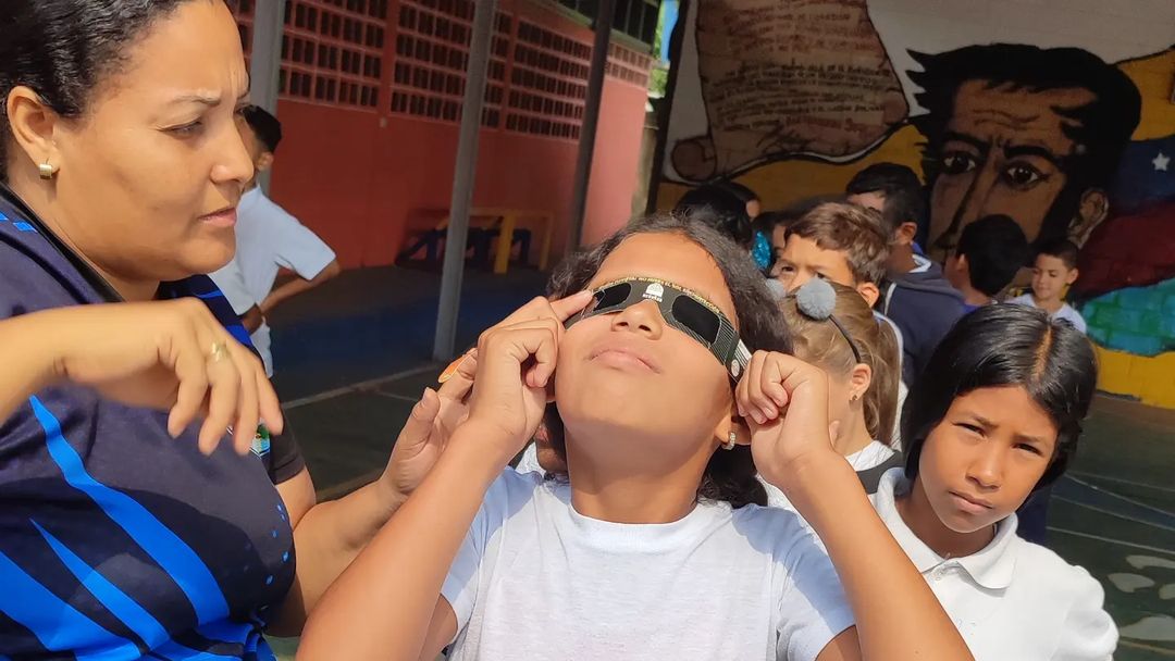 Mincyt_VE's tweet photo. #20Feb | Más de 100 niños y niñas, de 2do a 6to grado, de la escuela C.E.R.B «Inmaculada Concepción», estado Guárico, disfrutaron de diversas actividades educativas y lúdicas dedicadas a la astronomía y la alimentación saludable.

Te contamos más aquí ➡️https://t.co/V3DeVD7Wy5 https://t.co/BRi9XZwjME