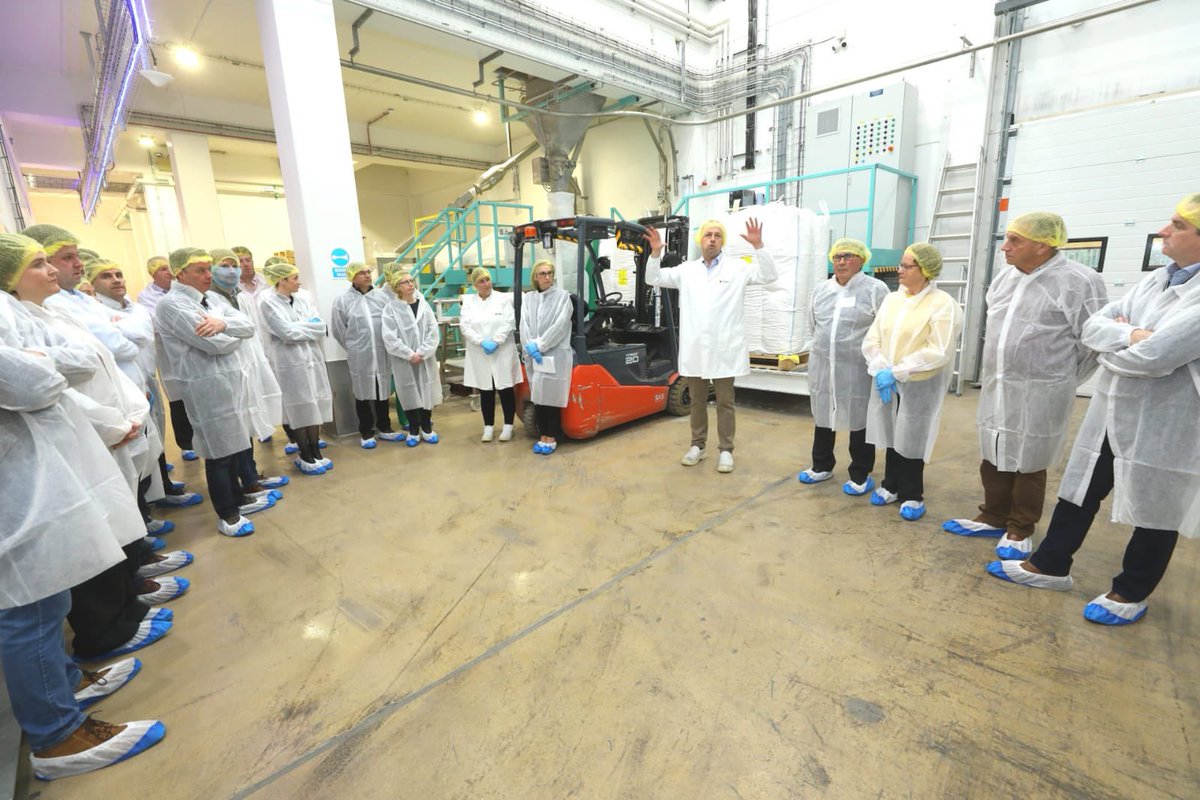 tirlan_'s tweet photo. Tirlán’s high quality grains portfolio now goes into snack bars and drinks worldwide. Our Grain Award Winners got the opportunity to see the raw ingredients move through our high spec Oat Mill #IrishGrain #Sustainability https://t.co/HBGFG3FaA7