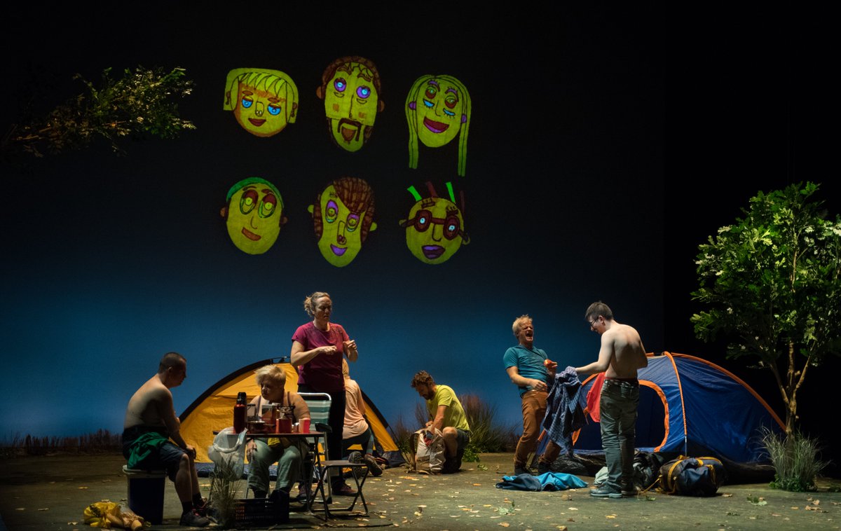 "I el públic? Serà capaç d’escoltar entre el soroll, de comprendre més enllà de les paraules i d’imaginar allà on no arriba la vista?"

📍#AcampadaTNC, fins al 25/02 a la Sala Tallers. 

tnc.cat/ca/acampada?ut…