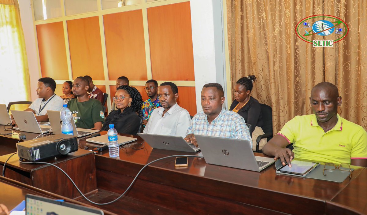 seticburundi's tweet photo. Ce 20/2, dans les enceintes du @seticburundi, s'est tenu une réunion de travail du personnel de cette institution pour analyser et adopter le Règlement d'ordre intérieur et l'organigramme du @seticburundi. La réunion était dirigée par @birakoze1.  
@KwaNtare 
@BurundiGov https://t.co/wlRLJNeMOl