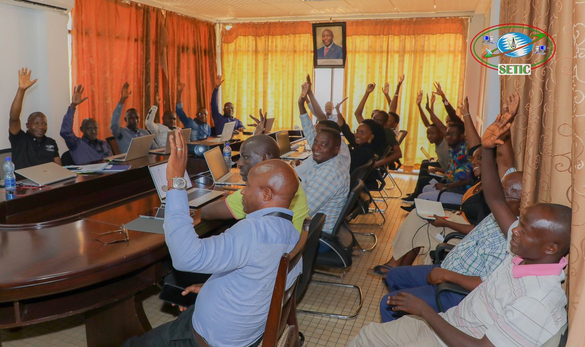 seticburundi's tweet photo. Ce 20/2, dans les enceintes du @seticburundi, s'est tenu une réunion de travail du personnel de cette institution pour analyser et adopter le Règlement d'ordre intérieur et l'organigramme du @seticburundi. La réunion était dirigée par @birakoze1.  
@KwaNtare 
@BurundiGov https://t.co/wlRLJNeMOl
