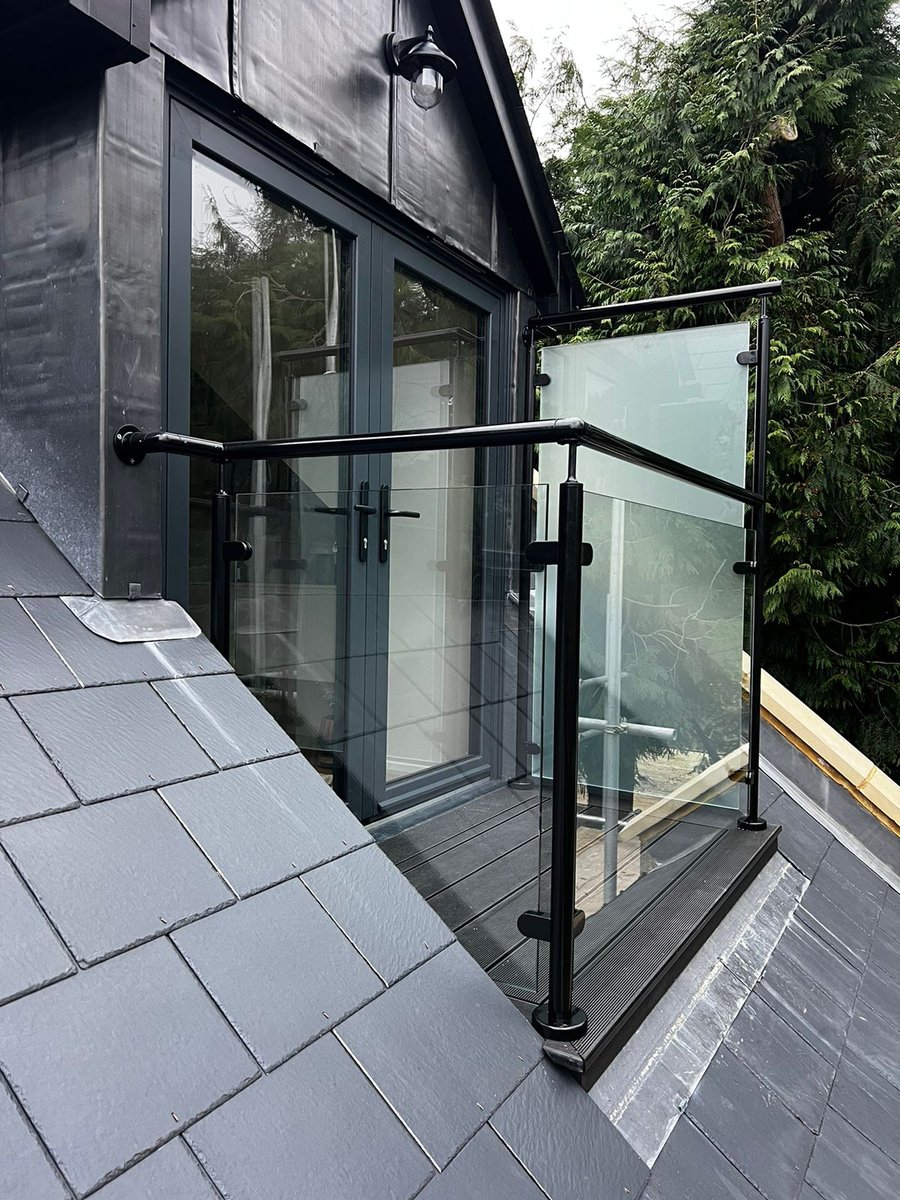 PPGlass1's tweet photo. Here is a beautiful post and glass balustrade installation for our customer in Ascot.

Our Black, Stainless steel posts were combined with a mixture of clear and satin, obscured, toughened glass, creating a contemporary solution.

#balustrade #pandpglass https://t.co/ENO8vmLi0i