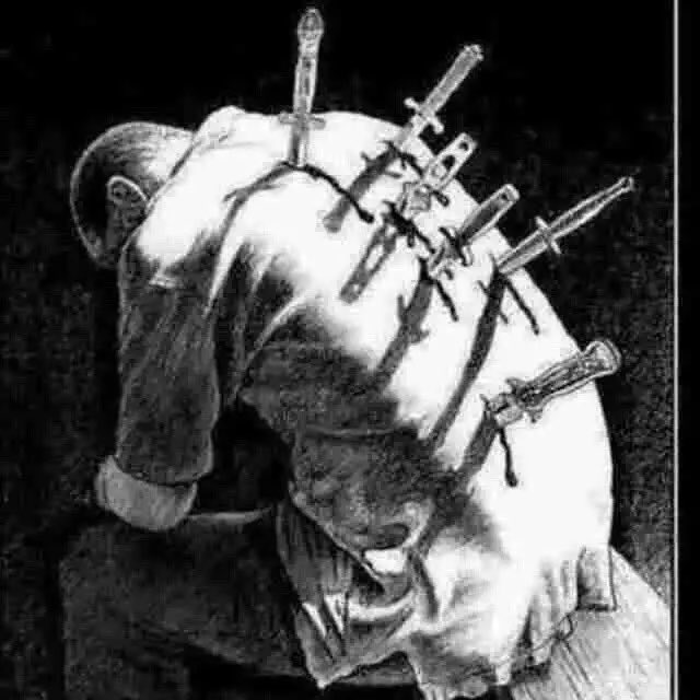 َ

لا تلحق الطعنه بطعنه مت من كثر الطعون
كنت اتمتع بين حين وبين حين وبين حين

كنت اشتري من يشتريني واعذر اللي يعذرون
مخلص مع اللي معي مخلص بس وين المخلصين !

َ

#مساء_الخخير_ياعرب🙋