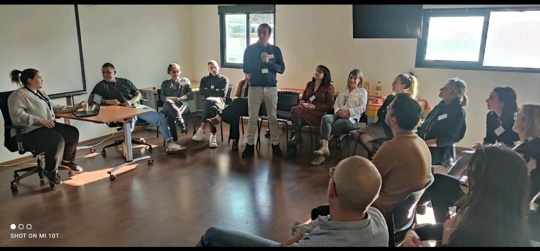 Aujourd'hui nous recevons la <a href="/mlestvar/">Mission Locale Est-Var</a> à <a href="/FTravail_83/">France Travail Var</a> #StRaphaël afin de
➡️Présenter l'offre de services
➡️Mieux se connaître pour mieux collaborer
➡️Ancrer notre partenariat solide toujours au bénéfice de nos jeunes

1️⃣ Réseau pour l'# emploi resserré pour ➕ d'efficacité 💪👌🤝